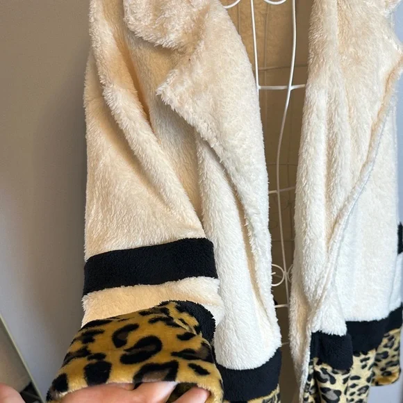 Leopard Print Cream and Black Women's Shacket coat/cardigan - Picture 2 of 4